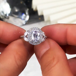 Anello con Cristalli Incastonati per Donne, Elegante e Impilabile, Accessorio Moda per Uso Quotidiano e Feste - Product Image 3