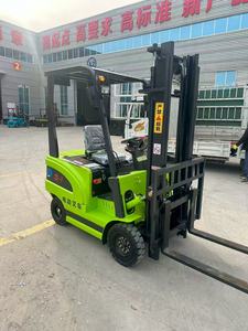 Montacargas Eléctrico Compacto Verde de 1 Tonelada de Capacidad con Toldo Protector y Neumáticos Robustos para el Transporte de Materiales en Obras de Construcción - Product Image 6