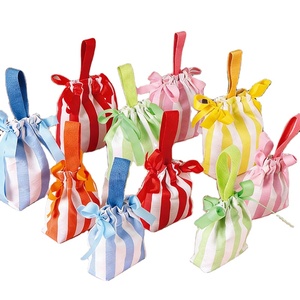 Sac cadeau réutilisable en toile avec cordon de serrage, rayures colorées, logo personnalisé, idéal pour l'emballage de détail et les cadeaux d'événements - Product Image 1