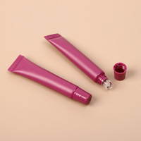 Fabricant de tubes cosmétiques pour gloss à lèvres avec tête de massage en silicone et extrudeur, personnalisable pour les produits de soin de la peau.