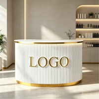 Comptoir de réception de salon de beauté moderne et arrondi, logo personnalisé, design cannelé, accent doré, bureau de réception de salon