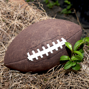 كرة تدريب كرة القدم الأمريكية الكلاسيكية ذات الطراز القديم بشعار مخصص، عالية الجودة وصديقة للبيئة، مع بطانة مطاطية متينة من البولي يوريثين - Product Image 3