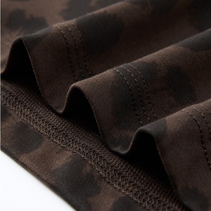 Camiseta de streetwear personalizada con estampado completo de leopardo para hombre 6849, corte holgado con hombros caídos, estilo vintage, 100% algodón, manga corta. - Product Image 5