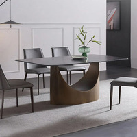 Base de table en acier noir industriel au design distinctif, finition laiton antique, pour table à manger