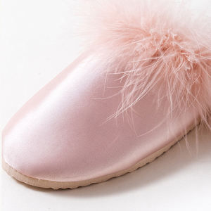 Pantoufles en satin avec plumes pour mariage, chaussons en soie personnalisables, adaptées au broderie et aux mariées - Product Image 3