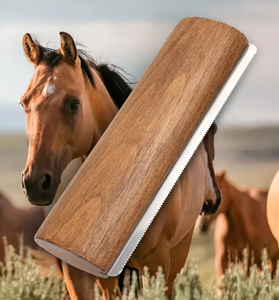 Brosse de toilettage pour chevaux en bois de 20 cm avec logo personnalisé, grattoir à sueur, peigne à curry, outil de démêlage, outils de soin pour chats et chiens - Product Image 6