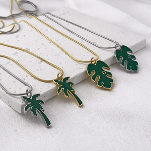สร้อยคอจี้รูปใบไม้สีเขียวสแตนเลสสตีล ดีไซน์พืชพรรณ แฟชั่นลำลองสำหรับทุกเพศ ชุบทอง 18K สายยาว - Product Image 2