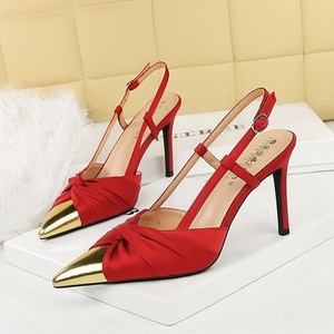 Chaussures de mariée élégantes pour femmes 2025, escarpins à talons hauts de 9 cm, bout pointu métallique, style slingback, pour mariages et occasions spéciales - Product Image 4