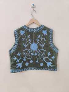 Chaleco Suzani de Terciopelo Vintage, Bordado Artesanal, Estilo Boho Chic, Chaleco para Festivales, Chaqueta Suzani para Mujer, Regalo para Ella - Product Image 5