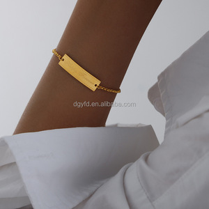 Bracelet barre gravé sur mesure pour femmes Bracelet barre incurvé Happy Forever en acier inoxydable plaqué or 18 carats - Product Image 4