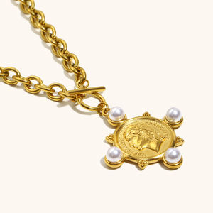 Dingran kalung liontin koin baja tahan karat berlapis emas gesper OT dengan aksen mutiara perhiasan terinspirasi antik - Product Image 5
