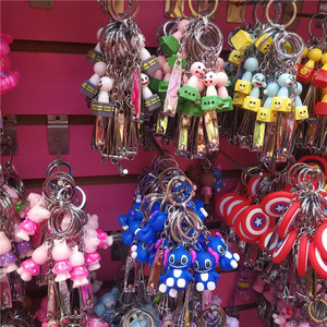 Porte-clés coupe-ongles en forme de personnage de dessin animé 3D, en alliage de zinc et résine plastique, portable, cadeau promotionnel pour voiture et sac - Product Image 1