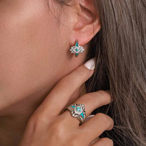 E4551 Orecchini in oro bianco con diamanti taglio principessa, diamanti naturali colore D, stile classico, da donna per tutti i giorni - Product Image 5