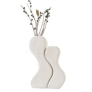 Vase en céramique décoratif créatif Art Déco, nouveau design 2024, pour la décoration de la maison et les anniversaires - Product Image 1