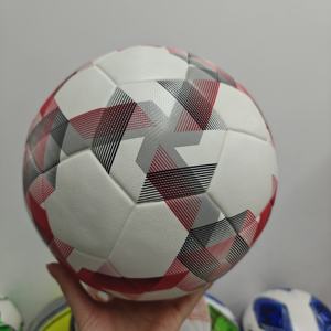 Ballon de football résistant à l'eau, cousu à la machine avec liaison thermique pour un jeu optimal par tous les temps, idéal pour les compétitions exigeantes 2026 - Product Image 2