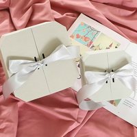 Boîte à parfum rigide de luxe personnalisée avec fermeture magnétique, couvercle supérieur/inférieur, design gaufré, doublure en éponge pour emballage de maquillage sur mesure