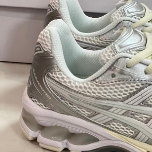Chaussures de sport de luxe rétro pour hommes et femmes, respirantes, tendance, pour la course et les activités de plein air, vente en gros - Product Image 1