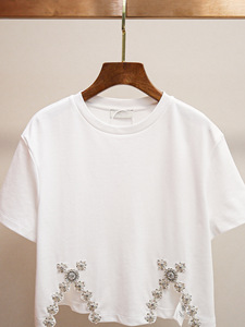 Camiseta Corta Casual con Abertura Lateral y Diamantes para Mujer, a la Moda - Product Image 4