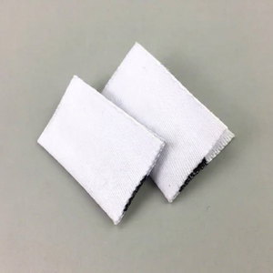 Étiquette de vêtement autocollante en polyester blanche carrée/ronde, pliée sur un côté, lavable, à bords coupés à chaud, tissée - Product Image 1