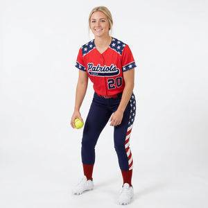 Ensemble uniforme de softball pour femmes Patriots, imprimé drapeau rouge, bleu et blanc, col en V, boutonné, manches courtes, pantalon ajusté - Product Image 1