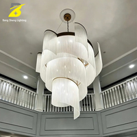 Lustre en tissu en spirale à plusieurs niveaux avec panneaux plissés blancs pour hall d'entrée à plafond haut, escalier, luminaire suspendu moderne et fluide