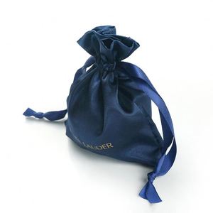 Sacs cadeaux de Noël en satin de luxe avec logo personnalisé, grandes pochettes en soie pour perruques - Product Image 3