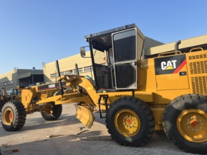 Niveleuse à moteur Caterpillar 140H d'occasion, moteur CAT 3306 d'origine, lame de 14 pieds, bon état, niveleuse routière d'occasion. - Product Image 3