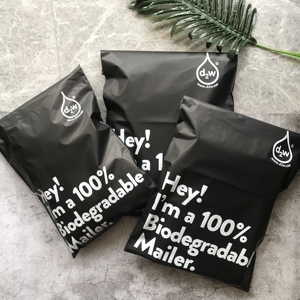 Sobre de Correo de Polietileno Negro Mate Personalizado 100% Biodegradable y Compostable para Envíos de Ropa - Product Image 1