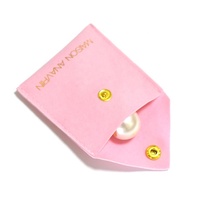 Pochette à bijoux personnalisée en velours rose avec rabat triangulaire, bouton doré et logo doré