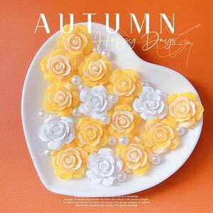 Venta al por mayor de cabujones de resina de flor de rosa coloridos con base plana para la fabricación de pendientes, accesorios DIY, lazos para el cabello y manualidades de joyería - Product Image 1