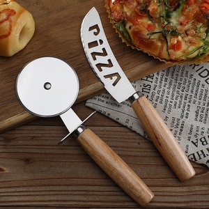 Accessoires de cuisine de bonne qualité Couteau à <span class=keywords><strong>pizza</strong></span> en acier inoxydable avec manche en bois pour outils de coupe-<span class=keywords><strong>pizza</strong></span> - Product Image 1