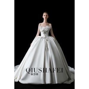 Vestido de Novia de Lujo Color Blanco Marfil Exclusivo 2025, Hecho a Mano con Encaje, Flores Tridimensionales, Pliegues de Plumas, Hombros Descubiertos, Estilo Capilla - Product Image 1