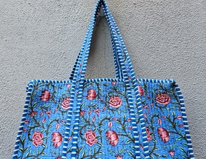 Bolso Tote de Algodón Acolchado con Diseño Floral Azul Estampado a Mano / Bolso Floral Reversible para Uso Diario de Mujeres - Product Image 3