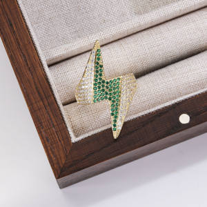 Anillo de Lujo con Rayo Chapado en Oro de 14K, Anillo de Declaración con Circonitas Verdes Iced Out, Joyería Hip Hop para Hombre y Mujer, Regalo - Product Image 2