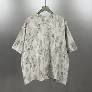 Camiseta de algodón para hombre, de corte holgado y versátil, con diseño desgastado y efecto craquelado, y detalles serigrafiados. - Product Image 1