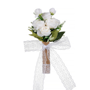 Bouquet de mariée à tenir à la main, roses artificielles blanches avec verdure et nœud en dentelle, pour cérémonie de mariage, accessoire photo - Product Image 3