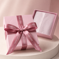 Boîtes cadeaux rectangulaires télescopiques en carton rose personnalisées, imprimées, de luxe, avec ruban rose, logo en relief et papier de soie, de la marque Cailyn.