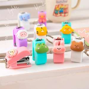 Mini grapadora portátil de dibujos animados grapas herramientas de encuadernación organizador de archivos papelería de oficina escuela estudiante suministros llavero - Product Image 1