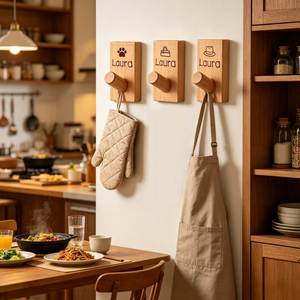 Crochet mural en bois personnalisé, patère à manteau en noyer massif avec nom gravé, porte-chapeau moderne en bois de hêtre, organisateur d'entrée - Product Image 5