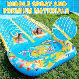 Tobogán Acuático con Estampado Tropical Azul y Amarillo, con Aspersor y 2 Tablas de Boogie para Niños, para Carreras en el Patio Trasero - Product Image 3