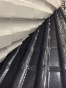 Tejas de Techo de Resina Sintética de PVC Corrugado Estilo Español Pingyuan R1050 - Láminas para Techos de Villas Resistentes al Agua, a los Rayos UV y Duraderas - Product Image 2