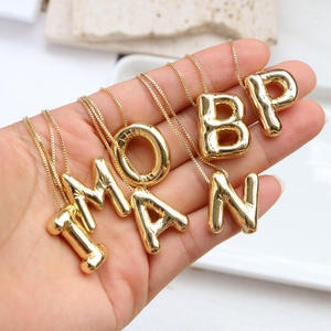 Collier personnalisé en plaqué or avec lettres de l'alphabet à grosses bulles Bijoux personnalisé Collier avec pendentif à initiales en ballons 3D pour femmes <span class=keywords><strong>Gif</strong></span> - Product Image 2