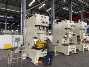 Proveedor dorado Prensa excéntrica completamente automática Placa de papel de aluminio y máquina <span class=keywords><strong>para</strong></span> hacer bisagras de puerta - Product Image 4