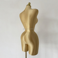 Mannequin féminin de mode, courbes généreuses, hanches larges, style brésilien, buste doré, grande taille, sur pied, pour présentation de vêtements en vitrine