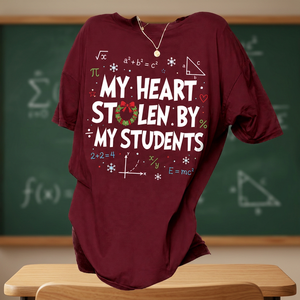 Camiseta de manga corta con cuello redondo y estampado bordado para mujer, holgada, con la frase 'Mi Corazón Robado por Mis Alumnos, Profesora de Matemáticas', ideal para el verano. - Product Image 3