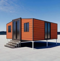 Villa modulaire préfabriquée moderne avec véranda couverte, balustrades et extérieur en bois
