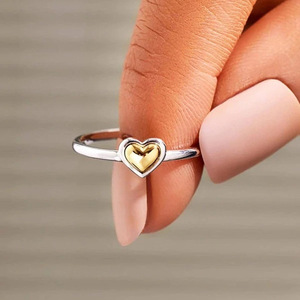 Anello a Forma di Cuore, Design Minimalista ed Elegante, Gioiello Classico da Donna per Uso Quotidiano, Anello Statement - Product Image 4