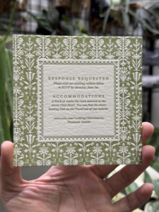 Invitación de Boda con Estampado de Vainilla y Flores Verdes en Relieve, Tarjeta de Felicitación Impresa en Papel de Algodón con Estampado Dorado y Logotipo Personalizado - Product Image 1