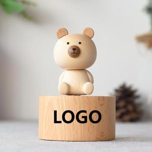 Mini cajas musicales redondas giratorias de oso bonito de madera Pure Melody con logotipo personalizado - Product Image 1