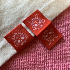 Etiqueta del dobladillo de la camiseta de la parte inferior del lado doble del pliegue de la cubierta del libro, etiquetas de dobladillo del puño de la manga de la ropa del tamaño pequeño del logotipo limpio - Product Image 1